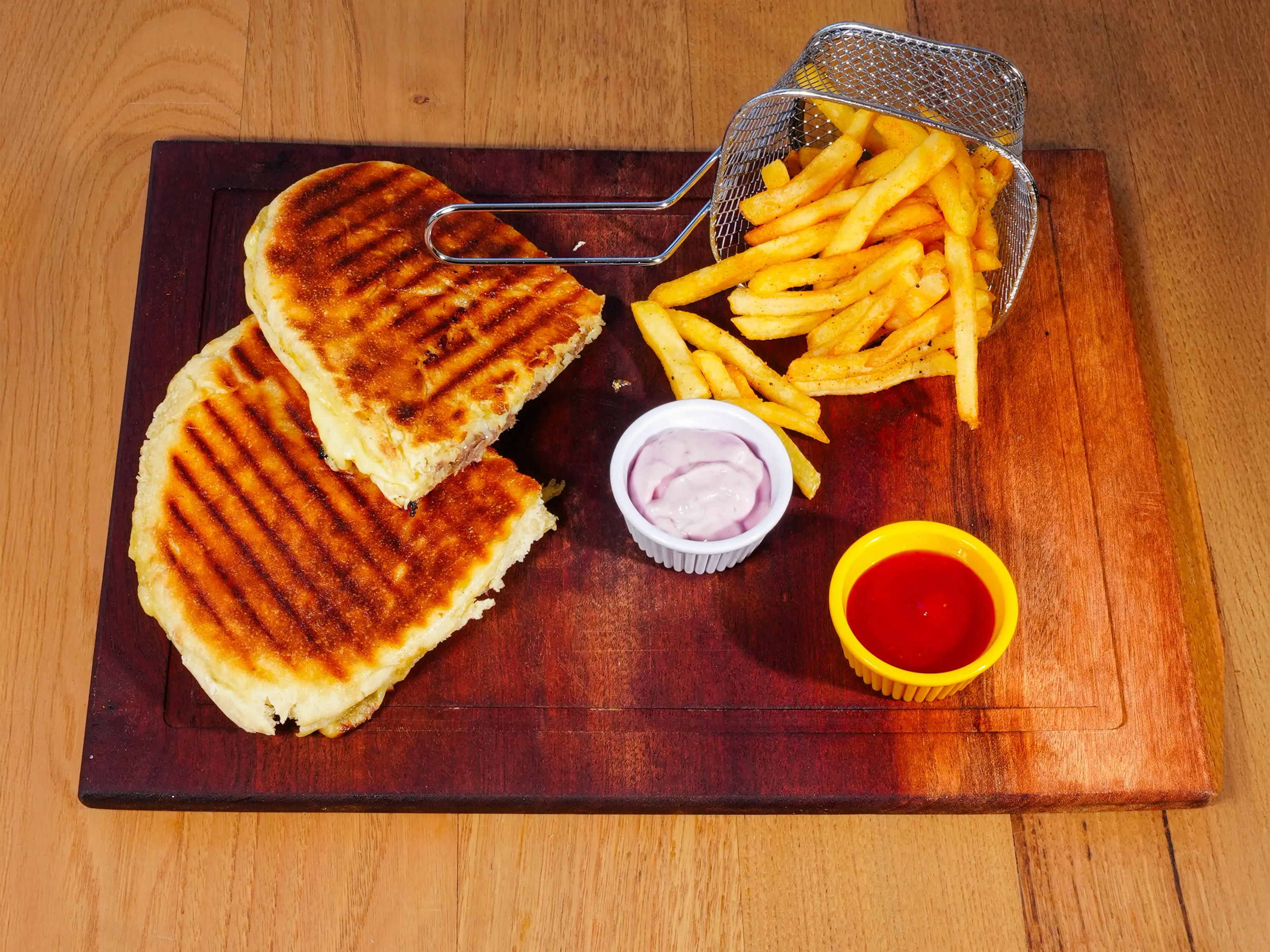 Sucuk Kaşar Bazlama Tost